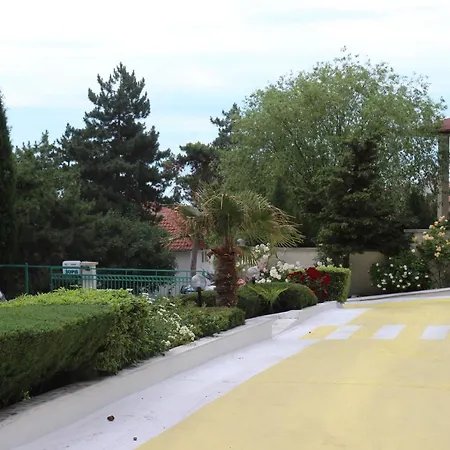 Zora ساني بيتش